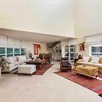Luxury 6 Bedrooms With Private Pool *