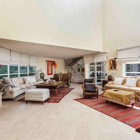 Luxury 6 Bedrooms With Private Pool *