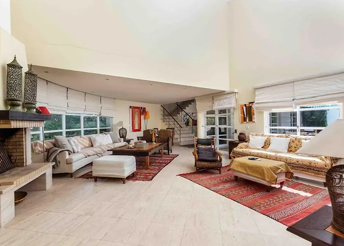 Luxury 6 Bedrooms With Private Pool *