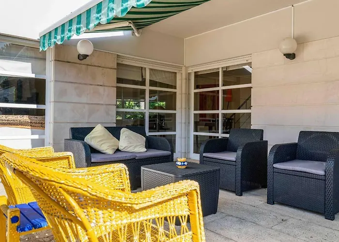Luxury 6 Bedrooms With Private Pool Villa *